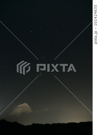 北杜市白州町、北の空で立ち上がる北斗七星、赤い光は航空灯 101424635