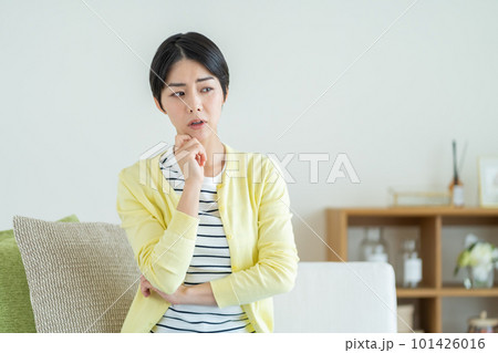 悩む女性　不安を抱える女性　何かを考える女性 101426016