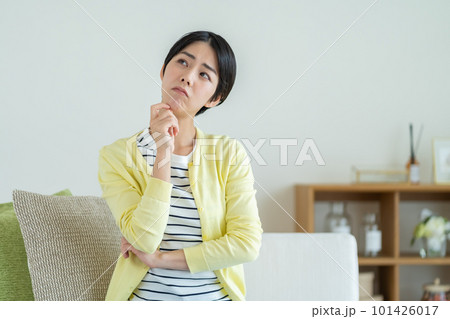 悩む女性　不安を抱える女性　何かを考える女性 101426017