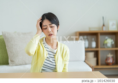 頭痛に悩む女性 片頭痛 悩む女性 不安を抱える女性 何かを考える女性 頭痛に悩む女性 片頭痛 悩む女性 不安を抱える女性 何かを考える女性 101426030