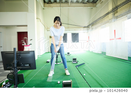 ゴルフ練習をする女性 101426040