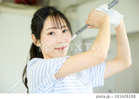 ゴルフ練習をする女性 ゴルフ練習をする女性 101426108