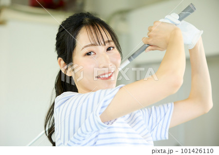 ゴルフ練習をする女性 101426110