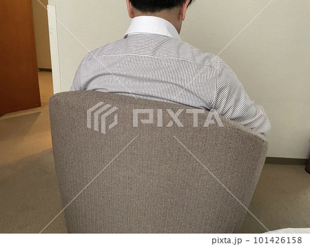 ソファに座る男性 ソファに座る男性 101426158