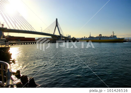 海峡を渡り青函を繋いだ歴史を今に伝える… 青函連絡船『八甲田丸』と青森ベイブリッジ 101426516