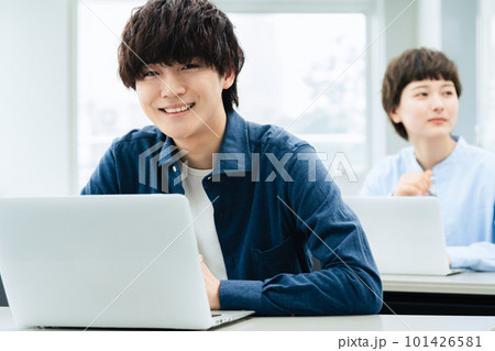 講義を受ける若い男女 101426581