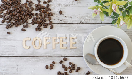 白い木目テーブルとコーヒーとCOFFEEの文字 101426628