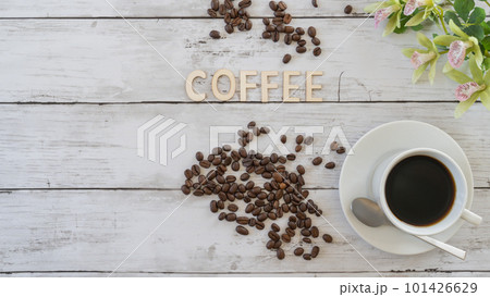 白い木目テーブルとコーヒーとCOFFEEの文字 101426629