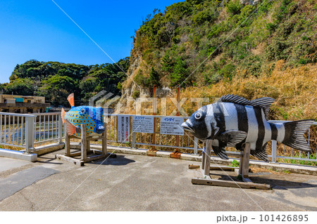 千葉県 勝浦市 青い海の中に立つ勝浦海中展望塔(遊歩道にある魚の模型) 千葉県 勝浦市 青い海の中に立つ勝浦海中展望塔(遊歩道にある魚の模型) 101426895