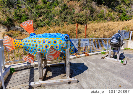 千葉県　勝浦市　青い海の中に立つ勝浦海中展望塔（遊歩道にある魚の模型） 101426897