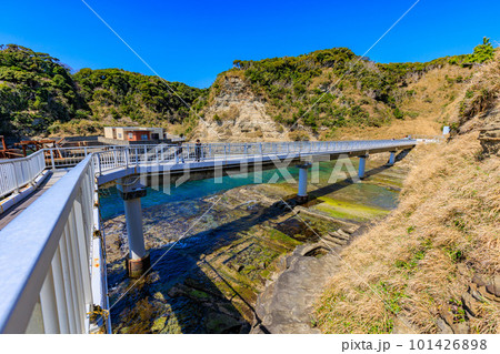 千葉県　勝浦市　青い海の中に立つ勝浦海中展望塔（展望塔へと続く桟橋） 101426898