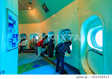 千葉県　勝浦市　青い海の中に立つ勝浦海中展望塔（海中展望室） 101426913