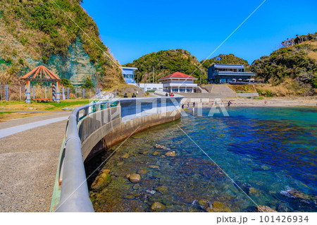 千葉県　勝浦市　青い海の中に立つ勝浦海中展望塔（遊歩道と青い海） 101426934