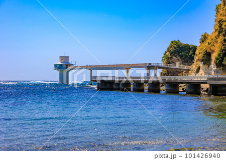 千葉県 勝浦市 青い海の中に立つ勝浦海中展望塔 千葉県 勝浦市 青い海の中に立つ勝浦海中展望塔 101426940