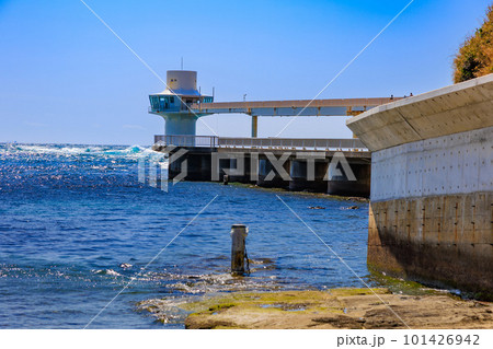 千葉県 勝浦市 青い海の中に立つ勝浦海中展望塔 千葉県 勝浦市 青い海の中に立つ勝浦海中展望塔 101426942