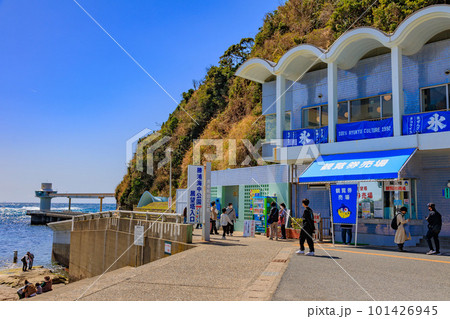 千葉県 勝浦市 青い海の中に立つ勝浦海中展望塔(観覧券売り場) 千葉県 勝浦市 青い海の中に立つ勝浦海中展望塔(観覧券売り場) 101426945