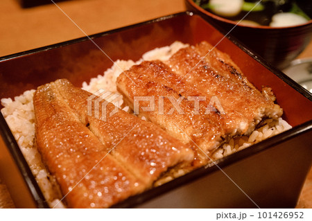 できたての炭火焼のうな重とお吸い物 101426952