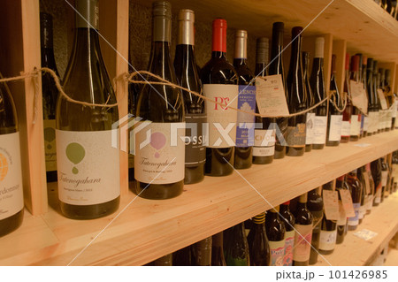 ワインショップに並べられた世界各国のワイン01 101426985