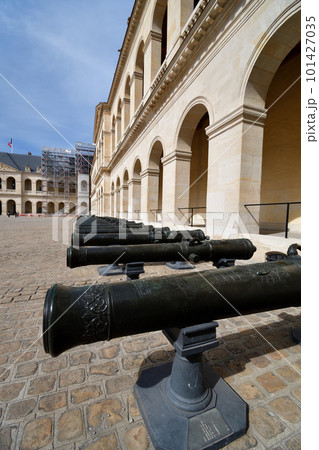 フランス、パリ。アンヴァリッド廃兵院に置かれた大砲。2022年5月14日撮影。 フランス、パリ。アンヴァリッド廃兵院に置かれた大砲。2022年5月14日撮影。 101427035