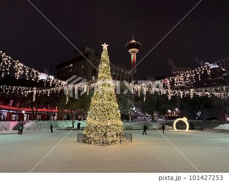 カナダ・カルガリーにあるオリンピックプラザ（1988 年冬季オリンピックのメダル授与式の会場）の写真素材 [101427253] PIXTA