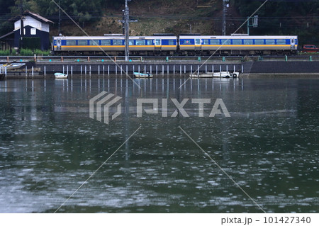 大橋川を横目に山陰本線を疾走するキハ187系気動車_2023/3/18撮影 大橋川を横目に山陰本線を疾走するキハ187系気動車_2023/3/18撮影 101427340