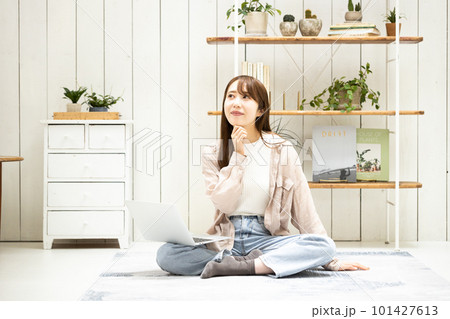 ノートパソコンを操作する若い女性 101427613