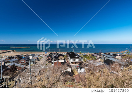 【新潟県出雲崎町】4kimに及ぶ出雲崎町の妻入りの街並みと良寛和尚の見た佐渡島 101427890