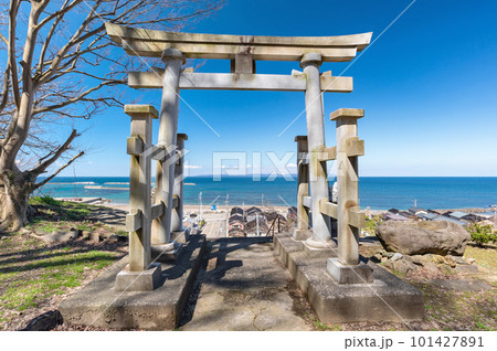 【新潟県出雲崎】出雲崎の高台から。良寛和尚の見た佐渡島 101427891