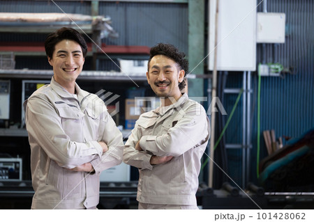 工場で働くカッコいい作業員2人のカメラ目線 工場で働くカッコいい作業員2人のカメラ目線 101428062