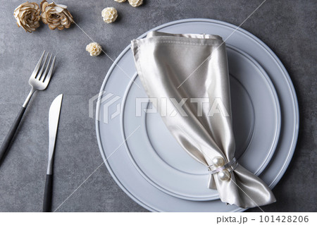 お皿とカトラリーのセッティング 101428206
