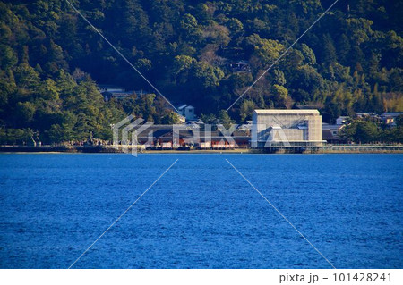保存修理工事の足場が掛けられた大鳥居… 安芸の宮島・厳島神社 保存修理工事の足場が掛けられた大鳥居… 安芸の宮島・厳島神社 101428241