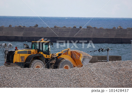 工事現場で作業するブルドーザ 工事現場で作業するブルドーザ 101428437