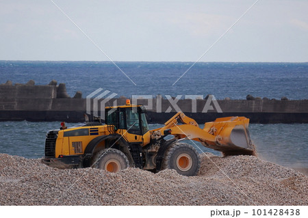 工事現場で作業するブルドーザ 101428438