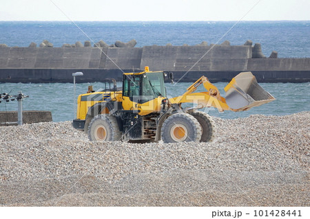 工事現場で作業するブルドーザ 101428441