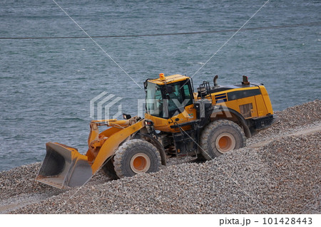 工事現場で作業するブルドーザ 101428443