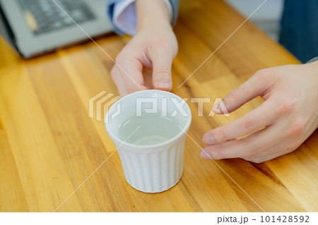 白湯を飲む男性 101428592