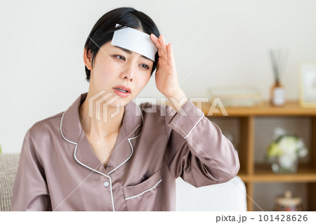 熱があるパジャマの若い女性　 101428626