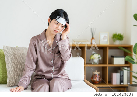熱があるパジャマの若い女性　 101428633