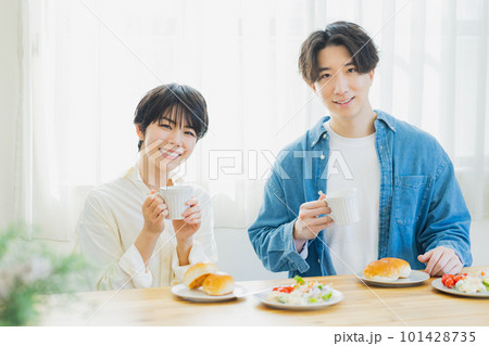 朝食を食べるカップル　 101428735