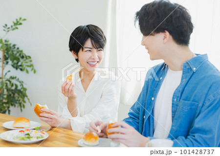 朝食を食べるカップル 朝食を食べるカップル 101428737
