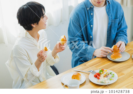 朝食を食べるカップル　 101428738