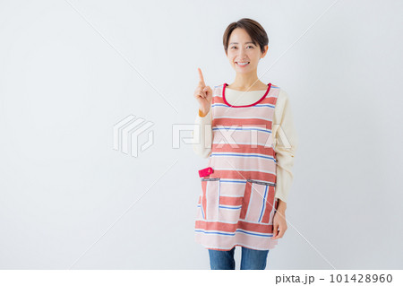 エプロンの女性 エプロンの女性 101428960