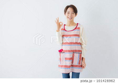 エプロンの女性　 101428962