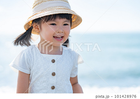 海辺を散歩する子供 海辺を散歩する子供 101428976