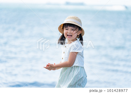 海辺を散歩する子供 海辺を散歩する子供 101428977