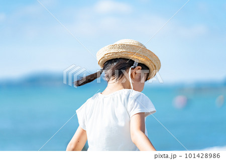 海辺を散歩する子供 101428986