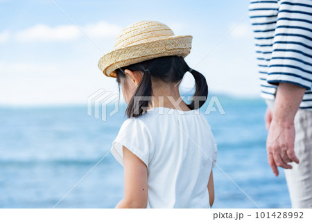 海辺を散歩する子供と家族 海辺を散歩する子供と家族 101428992