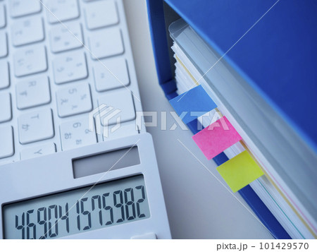 パソコンのキーボードと青いファイル パソコンのキーボードと青いファイル 101429570