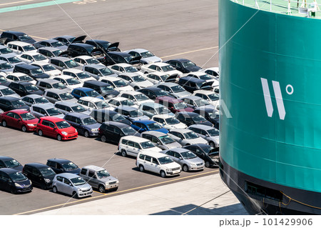 港に停泊する船と輸出される自動車 港に停泊する船と輸出される自動車 101429906