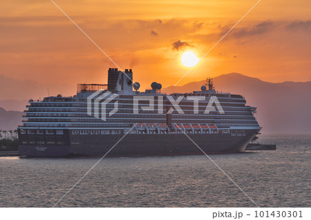 朝陽とクルーズ船「ウエステルダム」 朝陽とクルーズ船「ウエステルダム」 101430301